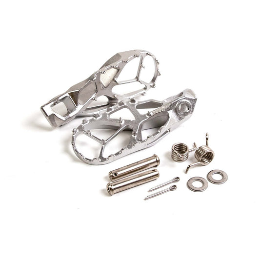 Footpegs (complete) – KTM SX(F)/XC(F) 2023→, EXC(F)/XC(F)‑W 2024→, Husqvarna TC/FC/FX/TX 2023→, FE/TE 2024→, GasGas EC(F)/MC(F)/EX(F) 2024→, silver